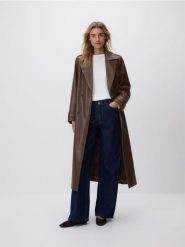 Płaszcz z imitacji skóry - brązowy. Brązowe płaszcze damskie Reserved, l, bez wzorów, ze skóry. Za 359.99 zł.