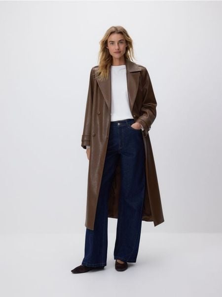 Płaszcz z imitacji skóry - brązowy. Brązowe płaszcze damskie Reserved, l, bez wzorów, ze skóry. Za 359.99 zł.