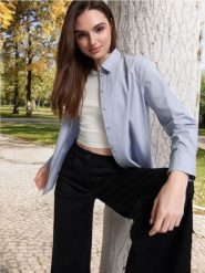 Koszula z kołnierzykiem - błękitny. Niebieskie koszule damskie Sinsay, l, bez wzorów, z bawełny, casualowe, bez kołnierzyka, bez ramiączek. Za 39.99 zł.