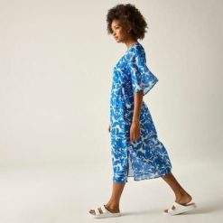 Damska sukienka plażowa Avorno Cover Up. Niebieskie sukienki damskie Regatta, na plażę, s, bez wzorów, z poliesteru, sportowe, bez kołnierzyka, bez ramiączek, dopasowane. Za 249.99 zł.