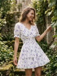 Sukienka mini z wiskozą w kwiatowy wzór - wielobarwny. Sukienki damskie Sinsay, l, bez wzorów, z wiskozy, bez kołnierzyka, bez ramiączek, mini. Za 49.99 zł.