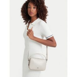 Torebka Calvin Klein. Białe torebki klasyczne damskie CALVIN KLEIN, bez wzorów, bez dodatków. Za 409.99 zł.