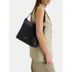 Torebka Lasocki. Czarne torebki klasyczne damskie Lasocki, bez wzorów, bez dodatków. Za 169.99 zł.