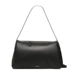 Torebka Calvin Klein. Czarne torebki klasyczne damskie CALVIN KLEIN, bez wzorów, bez dodatków. Za 849.99 zł.