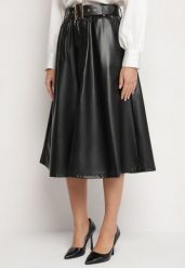 Czarna Rozkloszowana Spódnica z Imitacji Skóry Ozdobiona Paskiem Sewizelle. Czarne spódniczki damskie Born2be, l, z aplikacjami, z bawełny, eleganckie, midi, proste. Za 169.99 zł.