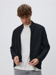 Rozpinany sweter ze stójką - czarny. Czarne kardigany męskie Reserved, l, bez wzorów, z dzianiny, bez kołnierzyka. Za 139.99 zł.