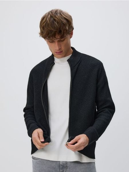 Rozpinany sweter ze stójką - czarny. Czarne kardigany męskie Reserved, l, bez wzorów, z dzianiny, bez kołnierzyka. W wyprzedaży za 89.99 zł.