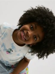 T-shirt tie dye Lilo i Stitch - wielobarwny. Koszulki dziewczęce Reserved, bez wzorów, z bawełny, bez ramiączek. Za 45.99 zł.