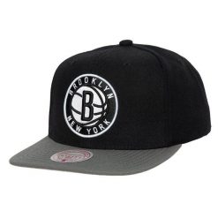 Czapka z daszkiem męska do koszykówki Mitchell & Ness NBA Brooklyn Nets czarna. Czarne czapki męskie Mitchell & Ness, bez wzorów, sportowe. Za 149.00 zł.