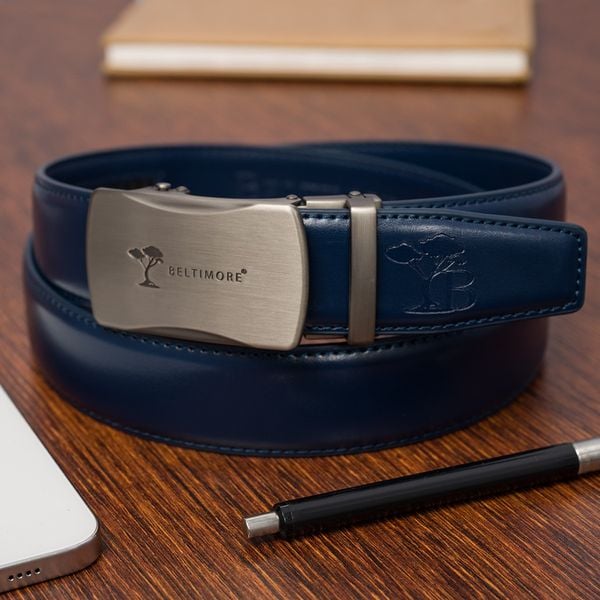 Pasek męski skórzany klamra automatyczna granatowy Beltimore A50 : Kolory - granatowy, Rozmiar pasków - r.110-125 cm. Niebieskie paski męskie bez wzorów, ze skóry, wizytowe. Za 64.90 zł.