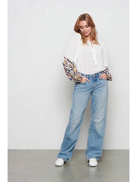 &Co Woman Bluzka "Abby" w kolorze białym rozmiar: L. Białe bluzki damskie &Co Woman, l, bez wzorów, z wiskozy, bez kołnierzyka, bez ramiączek. Za 163.95 zł.