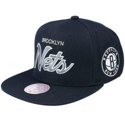 Czapka z daszkiem męska do koszykówki Mitchell & Ness NBA Brooklyn Nets. Czarne czapki męskie Mitchell & Ness, bez wzorów, sportowe. Za 149.00 zł.
