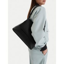 Torebka JENNY. Czarne torebki klasyczne damskie Jenny, bez wzorów, bez dodatków. Za 119.99 zł.