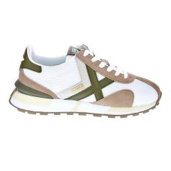 Tenisówki Munich Model Sapporo Kolor Biały. Białe trampki i tenisówki męskie munich, bez wzorów, ze skóry, bez zapięcia. Za 442.65 zł.