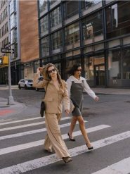 Spodnie wide leg - beżowy. Brązowe spodnie materiałowe damskie Reserved, bez wzorów, z tkaniny. Za 239.99 zł.