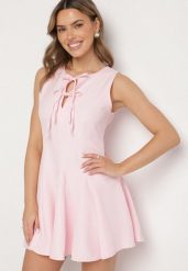 Różowa Rozkloszowana Sukienka Bez Rękawów z Ozdobnymi Wiązaniami Avelkio. Czerwone sukienki damskie Born2be, na spacer, m, bez wzorów, eleganckie, bez kołnierzyka, bez ramiączek, mini, rozkloszowane. W wyprzedaży za 79.99 zł.