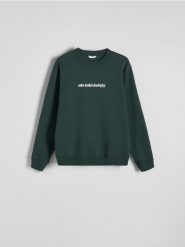 Bluza ze świątecznym napisem - ciemnozielony. Zielone bluzy bez kaptura męskie Reserved, l, z bawełny. W wyprzedaży za 39.99 zł.