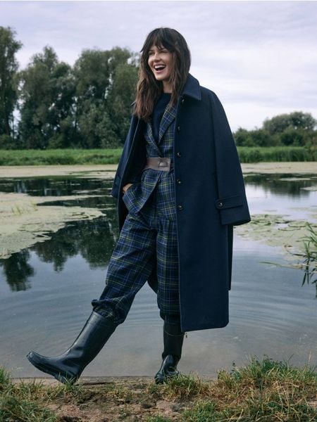 Płaszcz z wełną - granatowy. Niebieskie płaszcze damskie Reserved, l, bez wzorów, z tkaniny. W wyprzedaży za 359.99 zł.