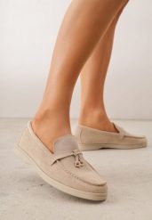 Beżowe Mokasyny VICES Casualowe ze Skórzaną Wkładką i Metalowymi Ozdobami Dinsmore. Brązowe mokasyny damskie Renee, z materiału. Za 89.99 zł.