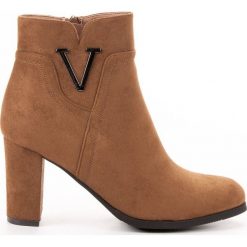 Vinceza brązowe Zamszowe Botki Na Słupku. Brązowe botki damskie VINCEZA, na jesień, z materiału, eleganckie, ze szpiczastym noskiem, bez obcasa, na słupku, bez zapięcia. W wyprzedaży za 159.00 zł.