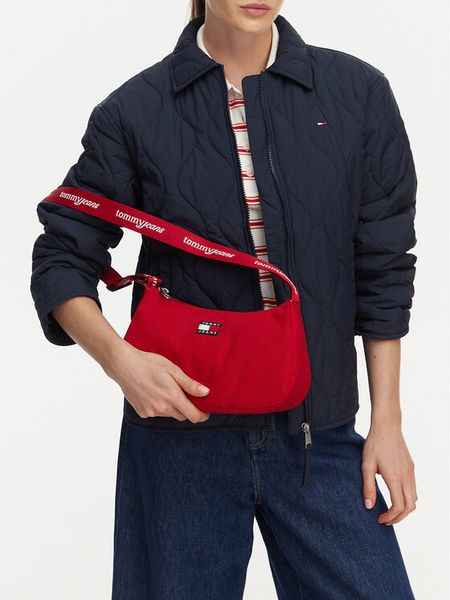 Tommy Jeans Torebka Tjw Ess Daily Shoulder Bag AW0AW18768 Czerwony. Czerwone torebki klasyczne damskie Tommy Jeans, bez wzorów, z jeansu, bez dodatków. Za 249.99 zł.