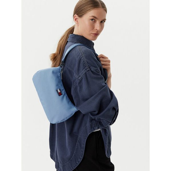 Torebka Tommy Jeans. Niebieskie torebki klasyczne damskie Tommy Jeans, bez wzorów, z jeansu, bez dodatków. Za 249.99 zł.
