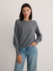 Sweter z ozdobnymi perełkami - szary. Szare swetry klasyczne damskie Reserved, l, z dzianiny, bez kołnierzyka. W wyprzedaży za 89.99 zł.