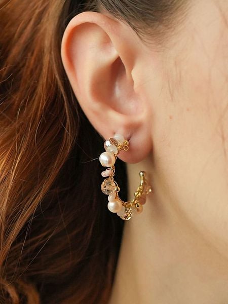 Pierres de Jade Pozłacane kolczyki-półkreole z perłami rozmiar: onesize. Brązowe kolczyki damskie Pierres de Jade, z kryształem, pozłacane. Za 34.99 zł.