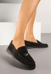 Czarne Mokasyny z Ekozamszu Zdobione Metaliczną Zawieszką Ralselia. Czarne mokasyny damskie Renee. Za 79.99 zł.