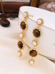 L'Atelier de Gaia Pozłacane kolczyki-wkrętki z perłami i tygrysim okiem rozmiar: onesize. Białe kolczyki damskie L'Atelier de Gaia, z perłą, pozłacane. Za 82.99 zł.