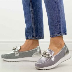 Srebrne skórzane półbuty damskie Dia 7045. Szare półbuty damskie DiA, bez wzorów, z jeansu, biznesowe, z okrągłym noskiem, bez obcasa, na płaskiej podeszwie. Za 299.00 zł.