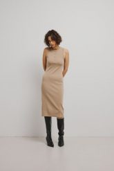 Dopasowana sukienka bez rękawów w kolorze BEIGE - TARMA-XS. Brązowe sukienki damskie Marsala, na co dzień, uniwersalny, bez wzorów, z dzianiny, eleganckie, bez kołnierzyka, bez ramiączek, midi, dopasowane. Za 249.90 zł.