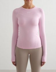 Damski top z długim rękawem ultramiękki, szybkoschnący Soft Basic różowy. Czerwone topy sportowe damskie Aim'n, m, bez wzorów, z dzianiny, bez ramiączek. Za 149.00 zł.