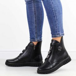 Czarne skórzane botki damskie Filippo dbt6360/25. Czarne botki damskie Filippo, na jesień, z polaru, eleganckie, z okrągłym noskiem, bez obcasa, na płaskiej podeszwie, bez zapięcia. Za 299.00 zł.