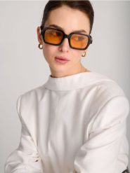 Okulary przeciwsłoneczne z pomarańczowymi szkłami - czarny. Czarne okulary przeciwsłoneczne damskie Sinsay. Za 15.99 zł.