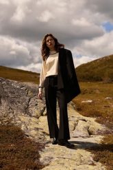 Spodnie z paskiem czarne. Czarne spodnie materiałowe damskie MOODO, bez wzorów, z elastanu. Za 159.99 zł.