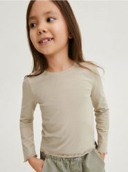 Koszulka z aplikacją - oliwkowy. Zielone koszulki dziewczęce Reserved, z aplikacjami, z włókna, bez ramiączek. W wyprzedaży za 17.99 zł.