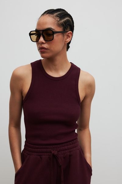 Top na ramiączkach w kolorze BURGUNDY- ISLA-XL. Czerwone topy damskie Marsala, uniwersalny, bez wzorów, z bawełny, bez kołnierzyka. Za 119.90 zł.