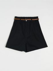 Szorty jeansowe paperbag z paskiem - czarny. Czarne szorty damskie Sinsay, bez wzorów, z jeansu. Za 49.99 zł.