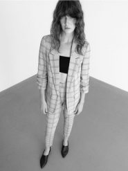 Spodnie w kratę - beżowy. Brązowe spodnie materiałowe damskie Reserved, bez wzorów, z dzianiny. W wyprzedaży za 19.99 zł.