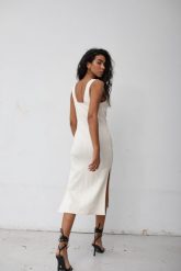 Sukienka dopasowana z rozcięciami z prążkowanej dzianiny w kolorze WARM BEIGE - COLIN-M/L. Brązowe sukienki damskie Marsala, l, bez wzorów, z bawełny, bez kołnierzyka, bez ramiączek, midi, dopasowane. Za 259.90 zł.