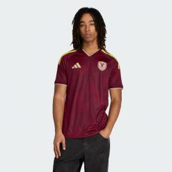 Koszulka podstawowa Wenezuela 26. Brązowe t-shirty sportowe męskie Adidas, bez ramiączek, do piłki nożnej, climacool (adidas). Za 439.00 zł.