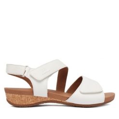 Sandały Josef Seibel. Białe sandały damskie Josef Seibel, bez wzorów, bez obcasa, na płaskiej podeszwie. Za 409.99 zł.