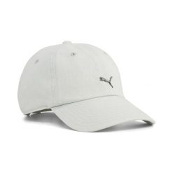 Czapka typu dad WARDROBE ESS Metal PUMA. Zielone czapki z daszkiem damskie Puma, bez wzorów, z bawełny. Za 109.00 zł.