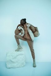 Krótka pikowna kurtka. Brązowe kurtki damskie MOODO, l, bez wzorów, z poliesteru, z kapturem. W wyprzedaży za 87.99 zł.