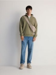 Bluza ze stójką - oliwkowy. Zielone bluzy bez kaptura męskie Reserved, l, z dzianiny. W wyprzedaży za 59.99 zł.