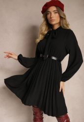 Czarna Plisowana Sukienka o Eleganckim Kroju z Wiązaniem przy Dekolcie i Gumką w Pasie Belorinda. Czarne sukienki damskie Renee, na co dzień, bez wzorów, eleganckie, bez kołnierzyka, bez ramiączek, mini, kopertowe. W wyprzedaży za 52.49 zł.