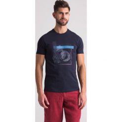 Granatowy t-shirt męski z nadrukiem - Granatowy. Niebieskie t-shirty męskie Emporio Armani, l, bez wzorów, z bawełny, bez kołnierzyka. Za 219.60 zł.