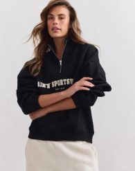 Damska bluza dresowa z półzamkiem, drapana, luźna Varsity czarny. Czarne bluzy sportowe damskie Aim'n, m, bez wzorów, z bawełny, bez ramiączek, długie, bez kaptura. Za 344.00 zł.