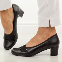 Czarne skórzane Polskie czółenka damskie na obcasie Gregors 1060. Czarne czółenka damskie GREGORS, bez wzorów, z materiału, bez obcasa, na obcasie. Za 379.00 zł.